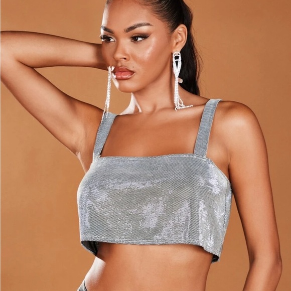 Tops - NWT Metallic Chain Detail Backless Crop Top